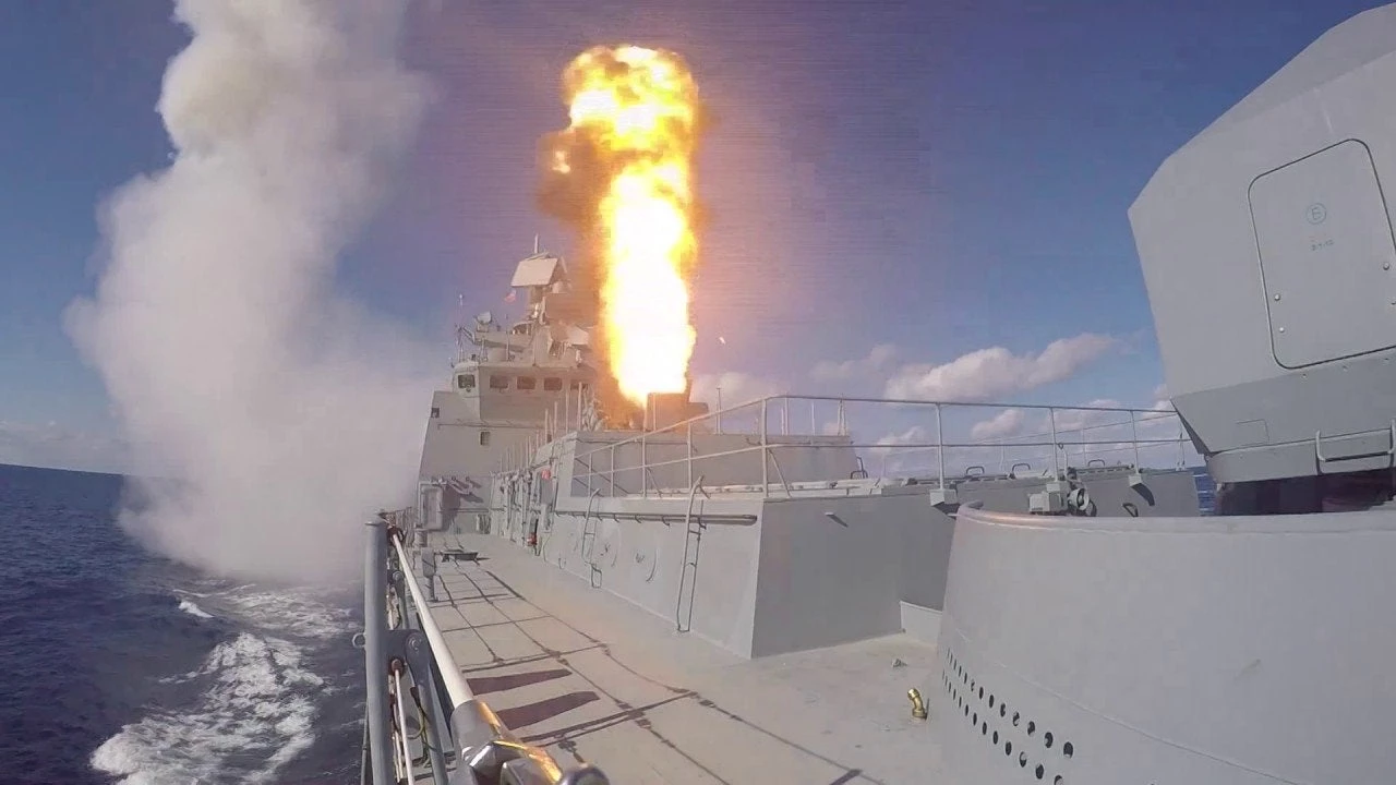 Σύννεφα πολέμου στην Ουκρανία: Tο Κίεβο κατέσχεσε ρωσικό tanker – Για πρώτη φορά εκτοξεύσεις πυραύλων cruise στη Μ.Θάλασσα